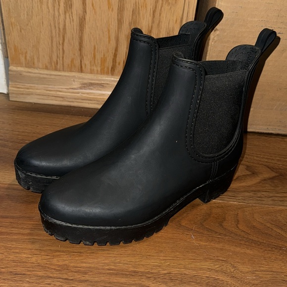 ✨FREE SHIPPING✨ jeffrey campbell waterproof chelsea booties - Picture 2 of 4